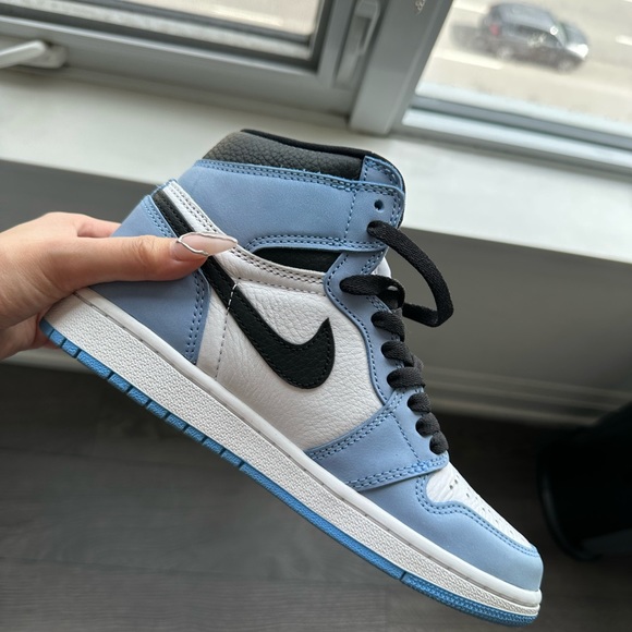 NIKE | Air Jordan 1 Retro High OG “University Blue” - Picture 3 of 12